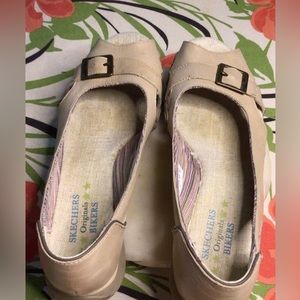 SKETCHERS BEIGE FLAT SHOES